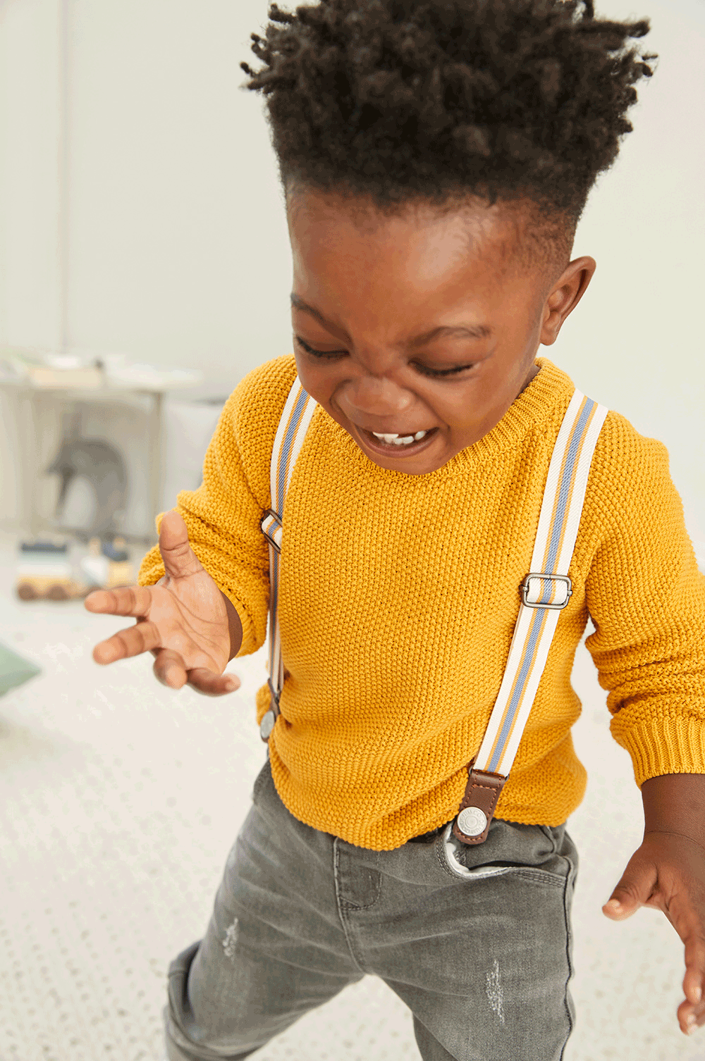 rapaz com camisola amarela